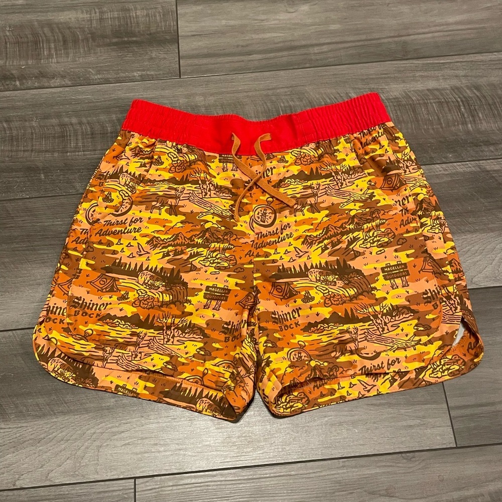 Magellan Outdoors Red and Orange Adventure Print Men's Shorts Size M